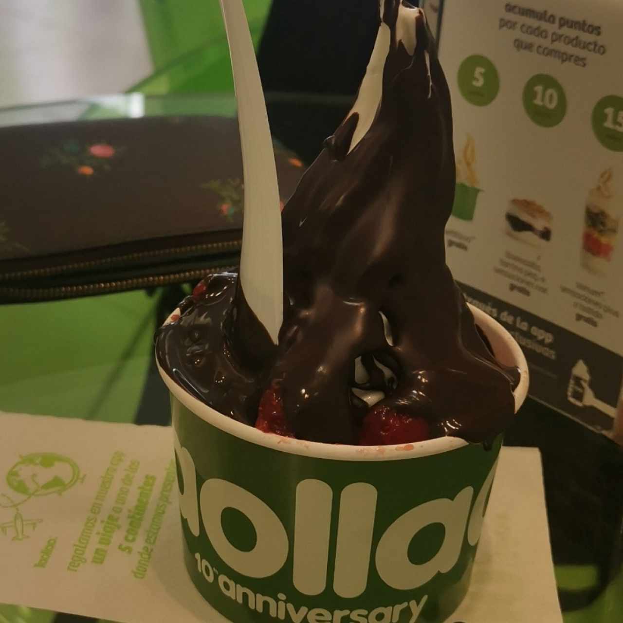 Tarrina Mediana con toppings de fresa y chocolate oscuro