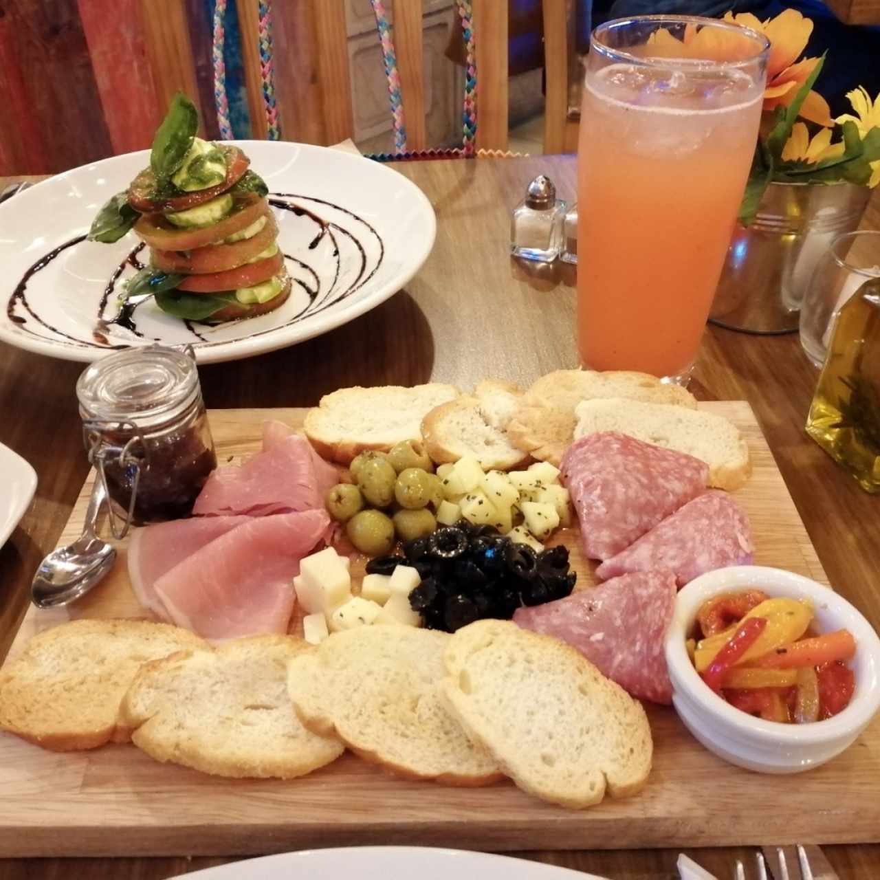 Antipasto per amici, caprese y limonada fresa 