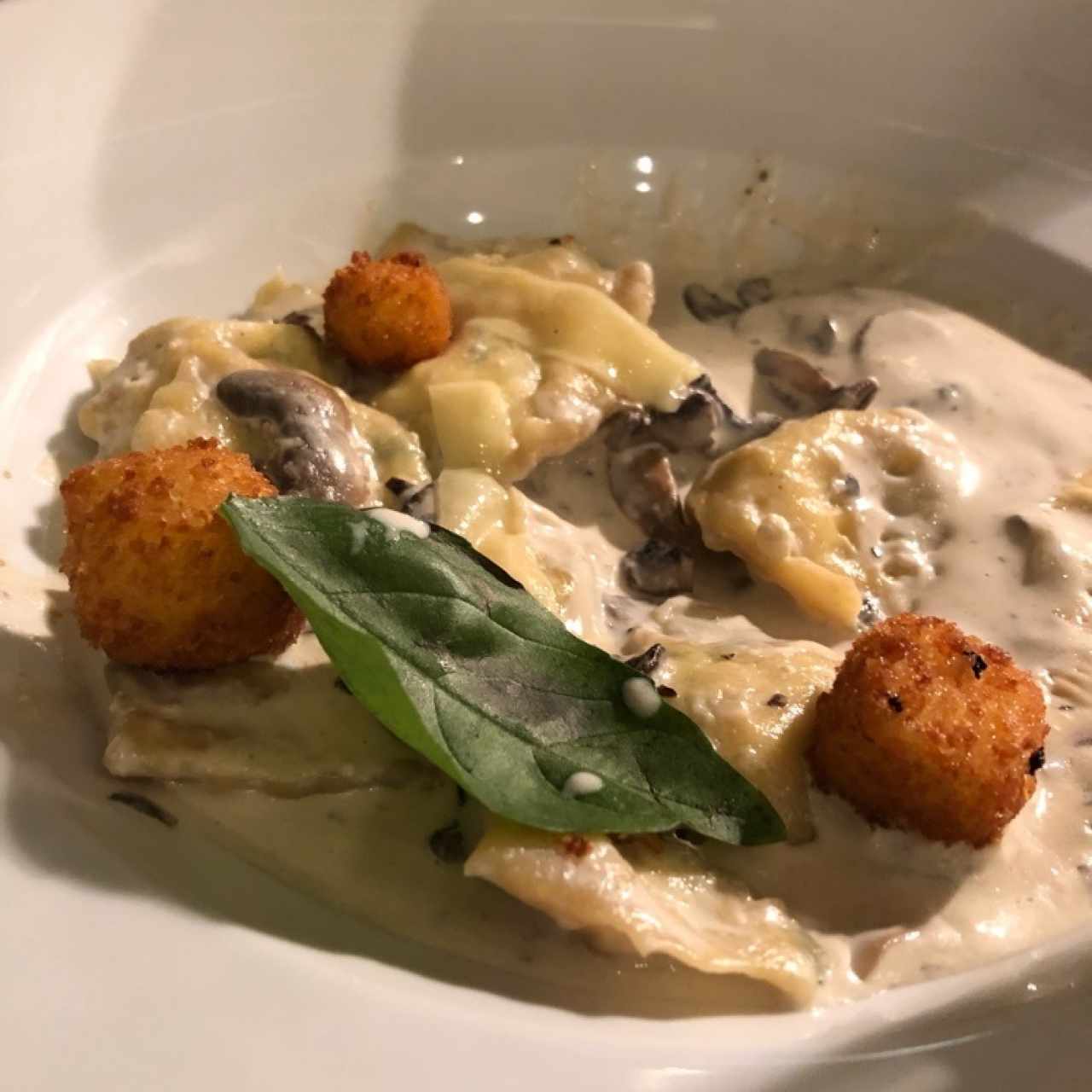 ravioli de ricotta y espinaca con salsa de hongos