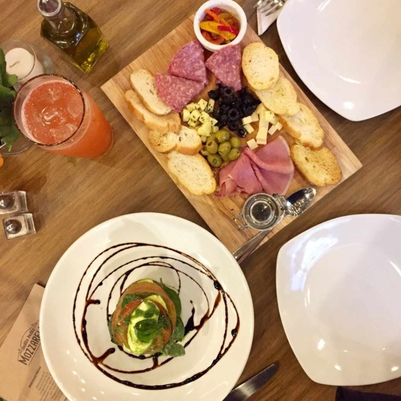 antipasto pre amici y ensalada caprese