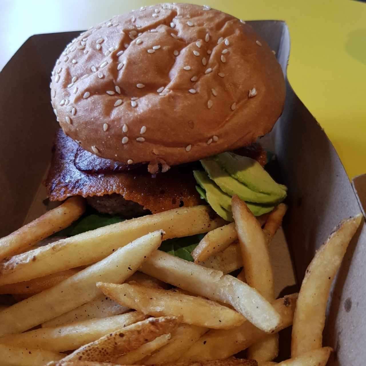 Burger Gula con Aguacate
