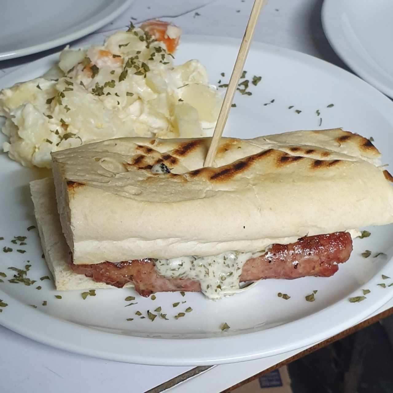 baguette de chorizo, ensalada de papa