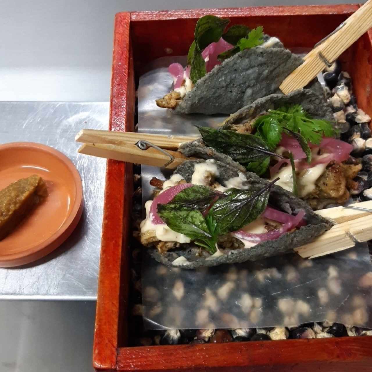 Tacos de cerdo en adobo verde cocido bajo tierra