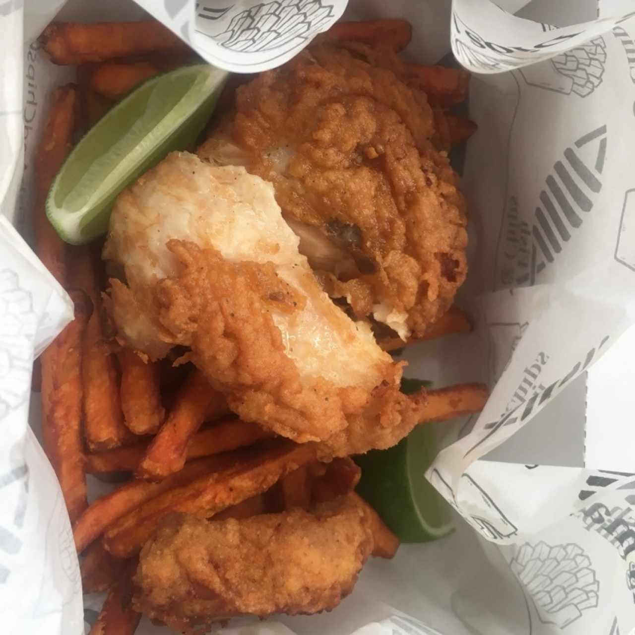 Platos Principales - Fish & Chips con camote frito