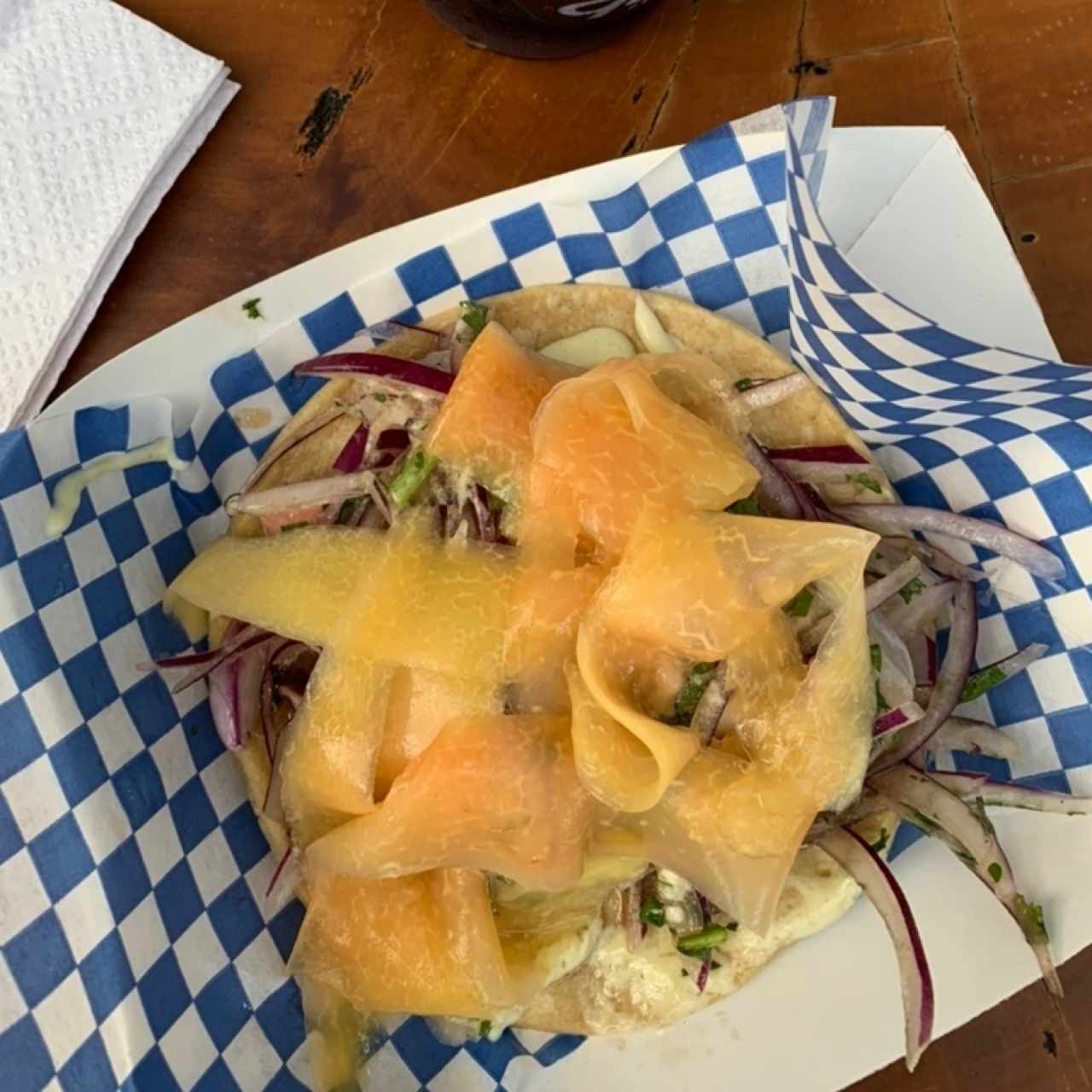 Tostada de mariscos y papaya