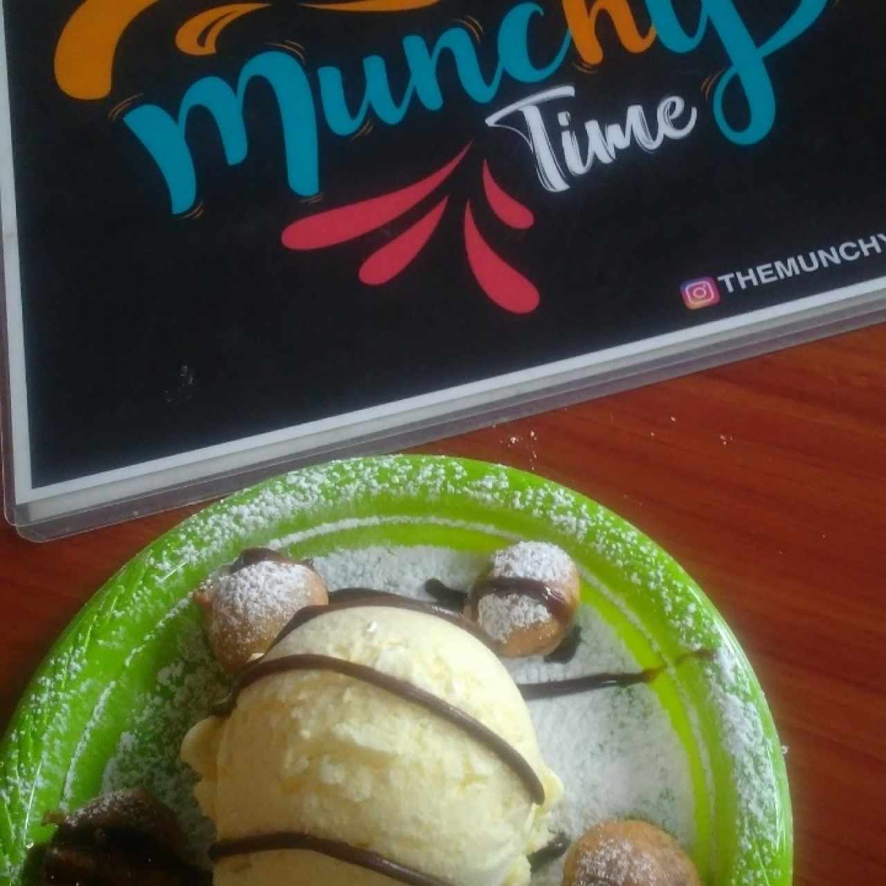 Mini oreos fritas con helado y sirup de chocolate