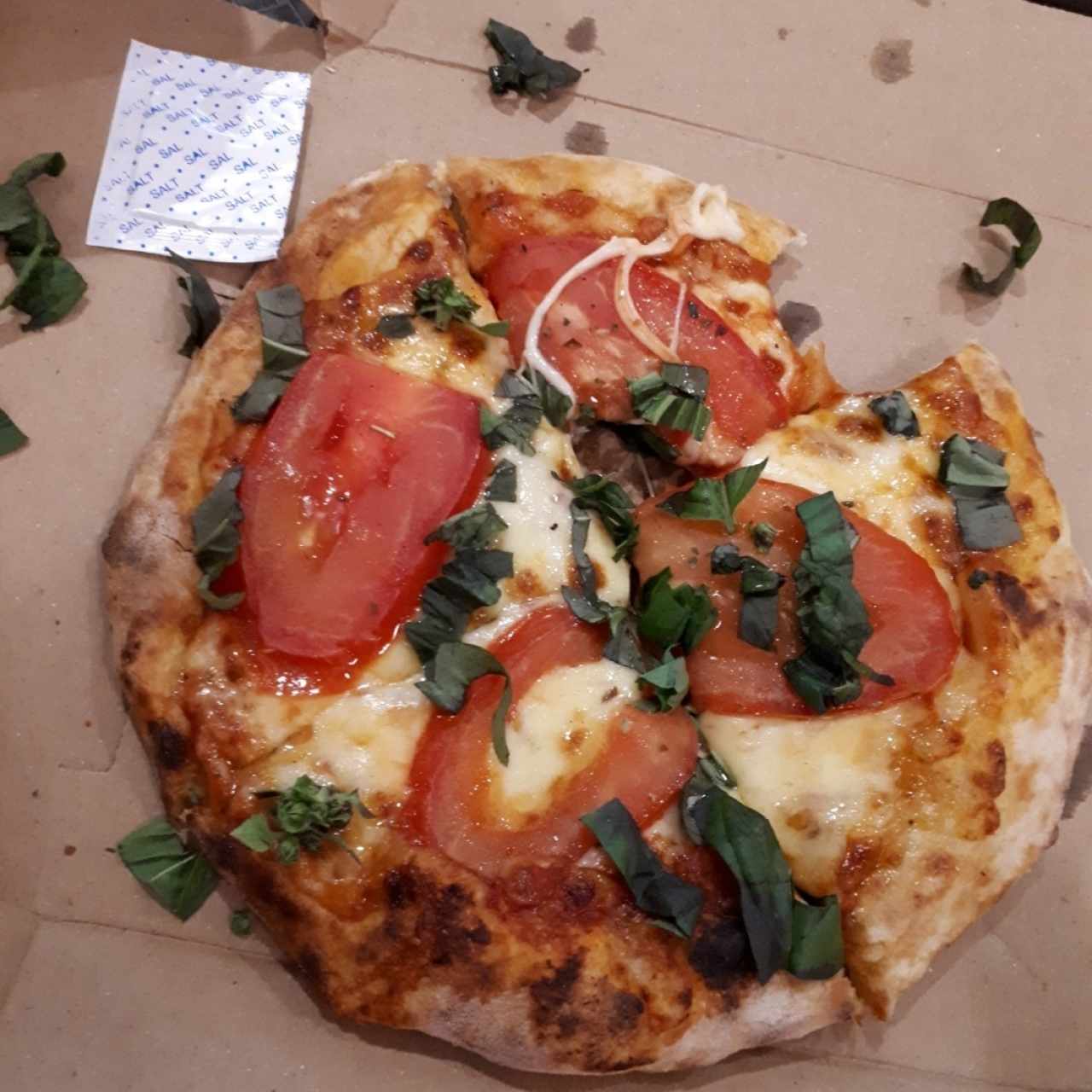 Pizza Margarita Personal (miren en tamaño de la pizza comparado con el sobre de sal)