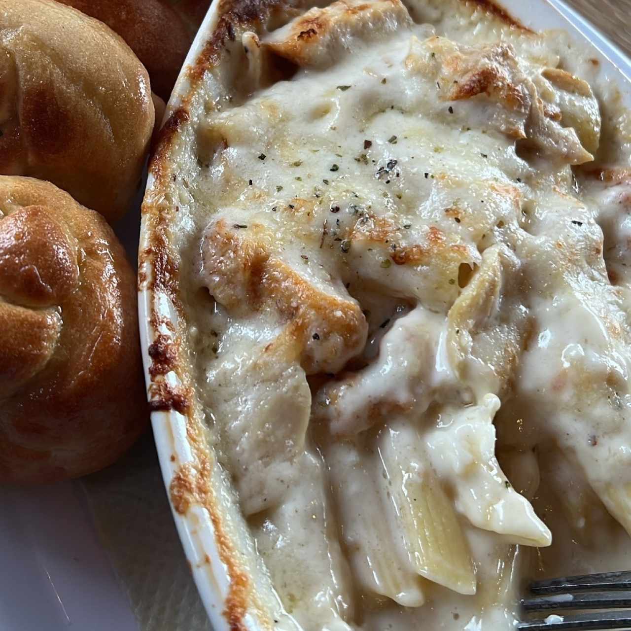Pasta Alfredo con pollo y hongos