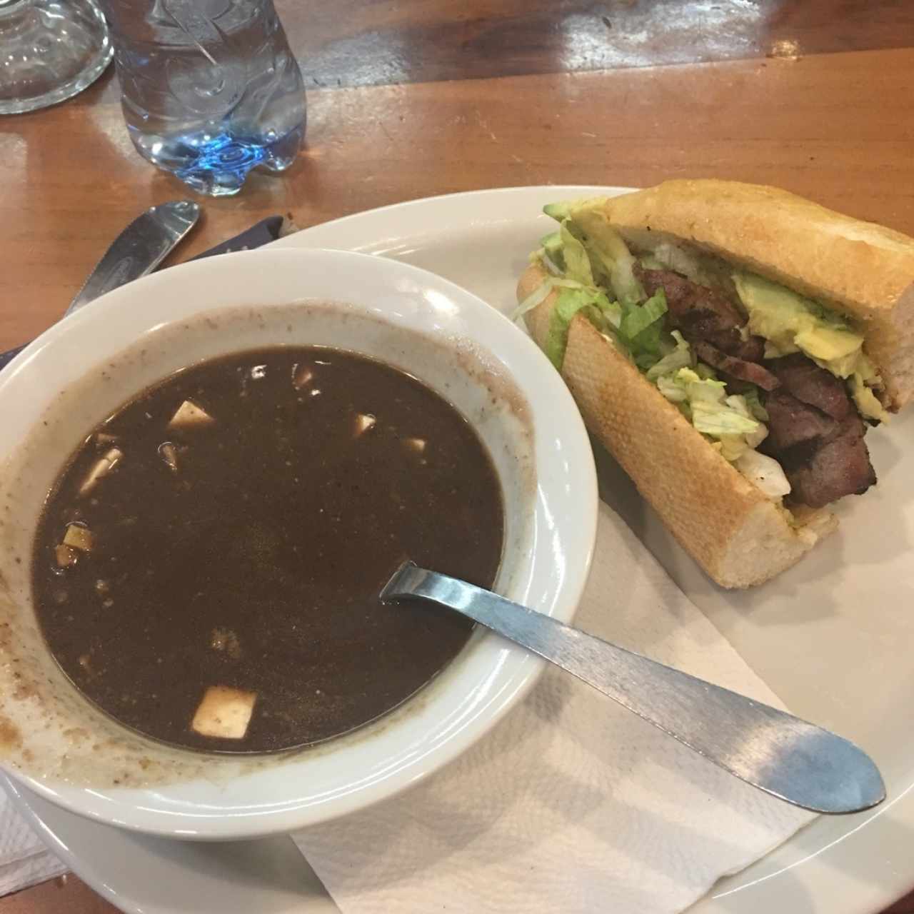 Dos de tres con sopa de frijol y pan con arrachera