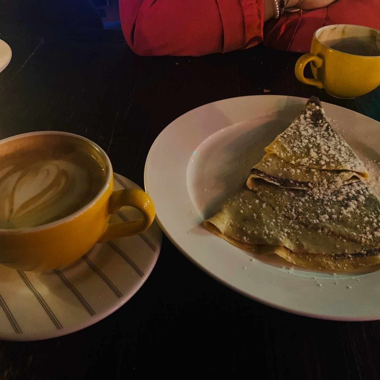 crepe de nutella acompañado de un capuchino 