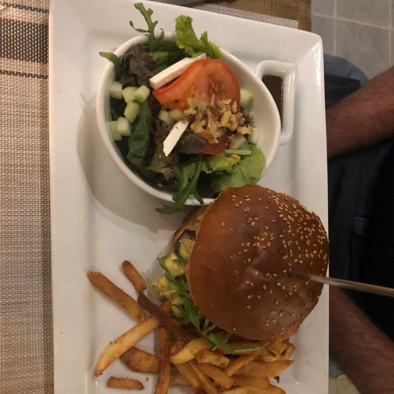 hamburguesa con salsa bernese con tocino y queso emental