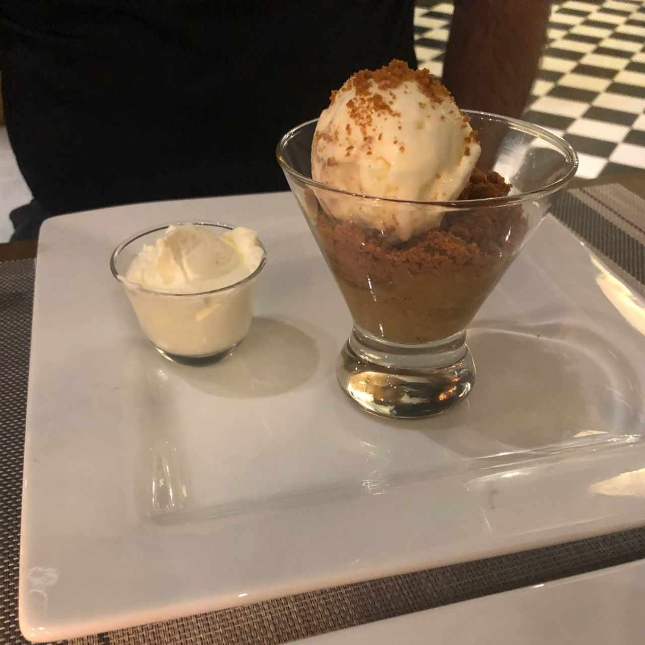 crumble De manzana helado de vainilla y crema batida