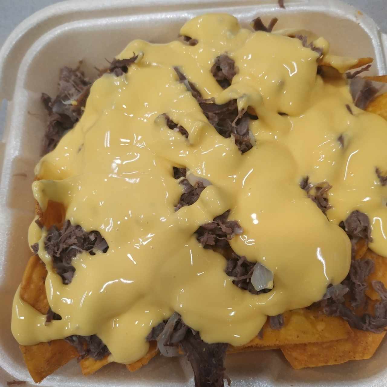 Nachos con queso y carne