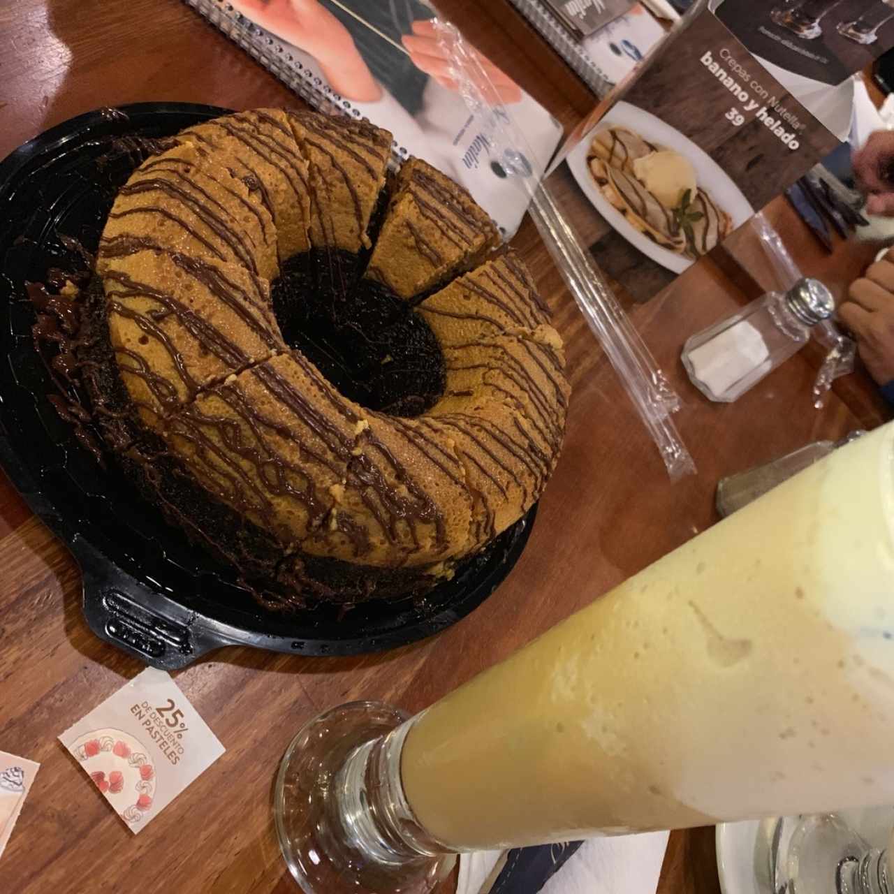 pastel media noche y frappé chocolate blanco