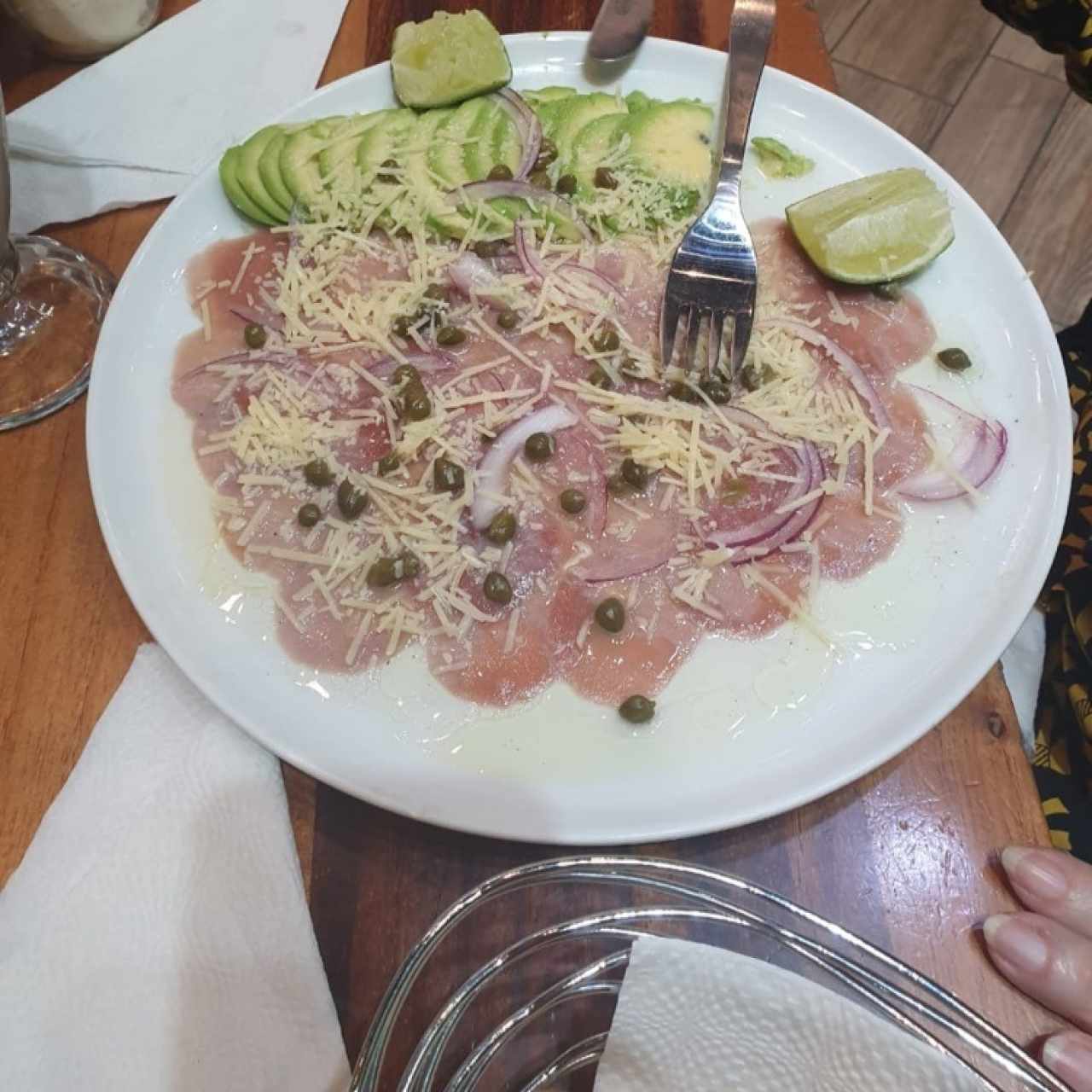 carpaccio lomito y aguacate 