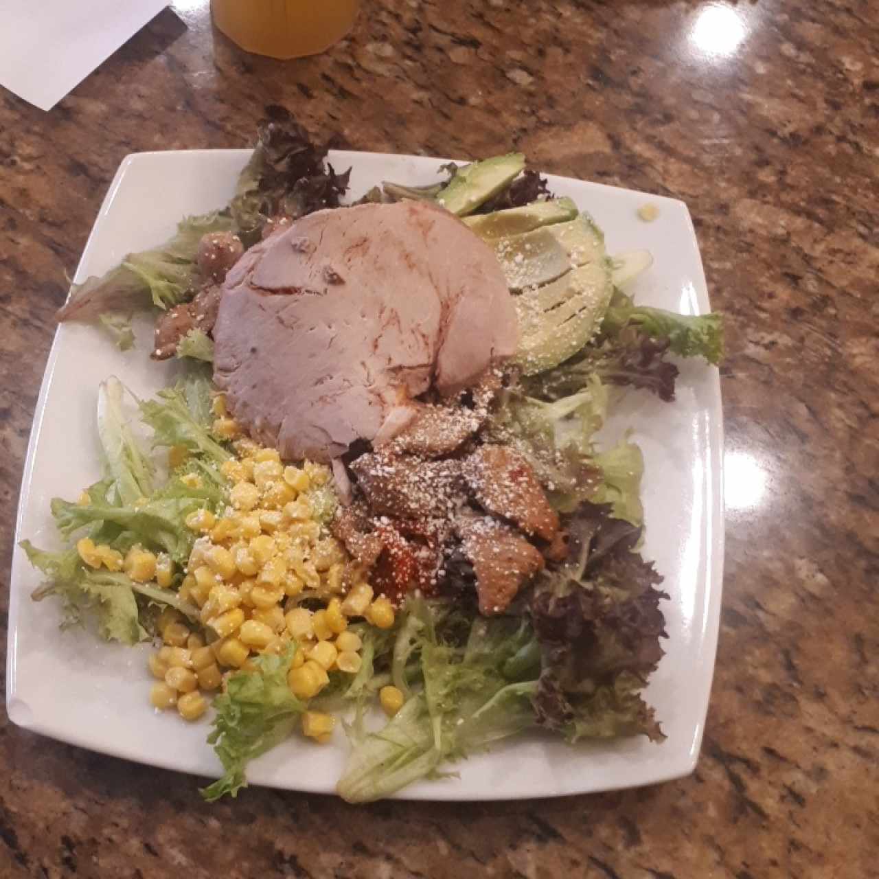 ensalada de aguacate con carne de cerdo