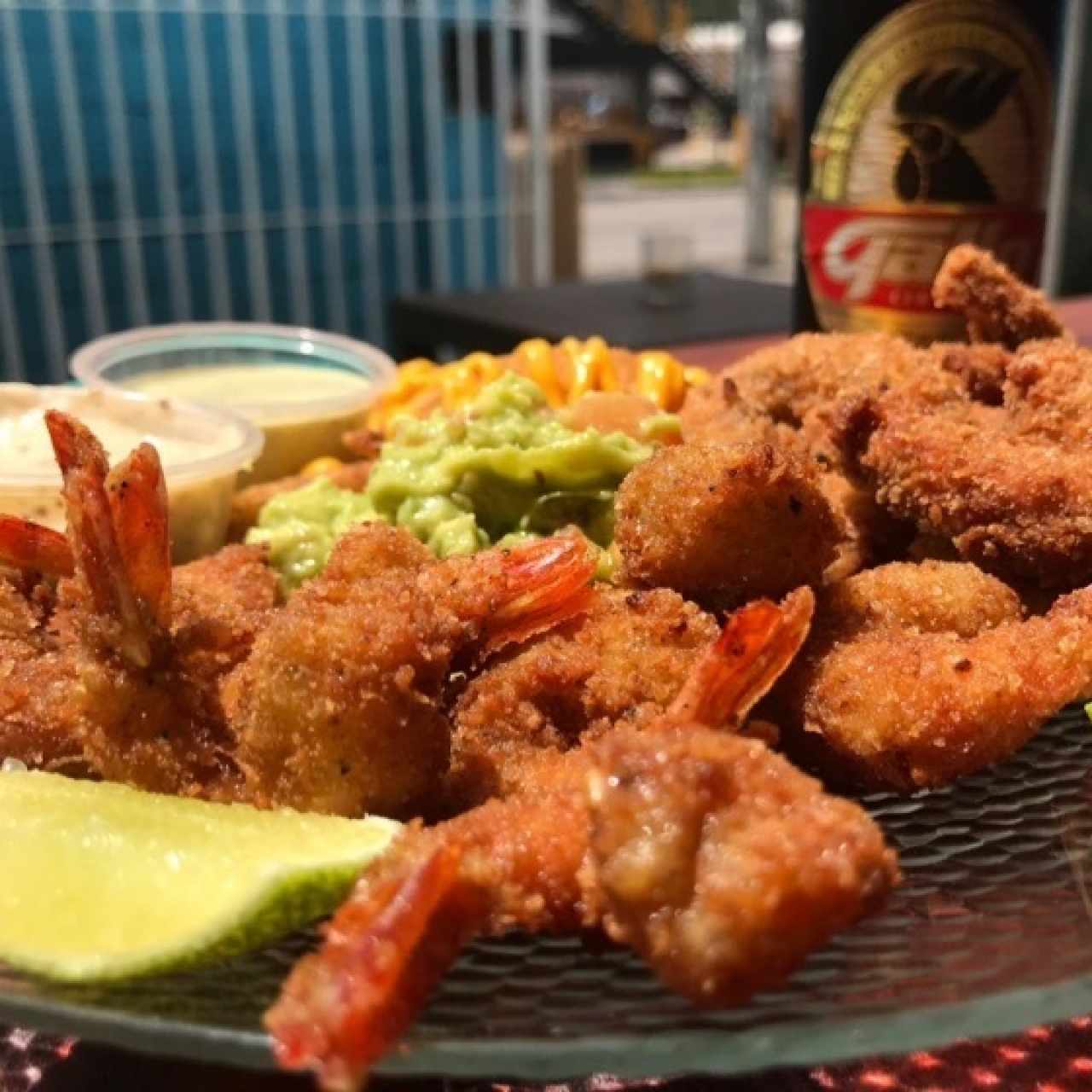 sampler de camarones y calamar. {: