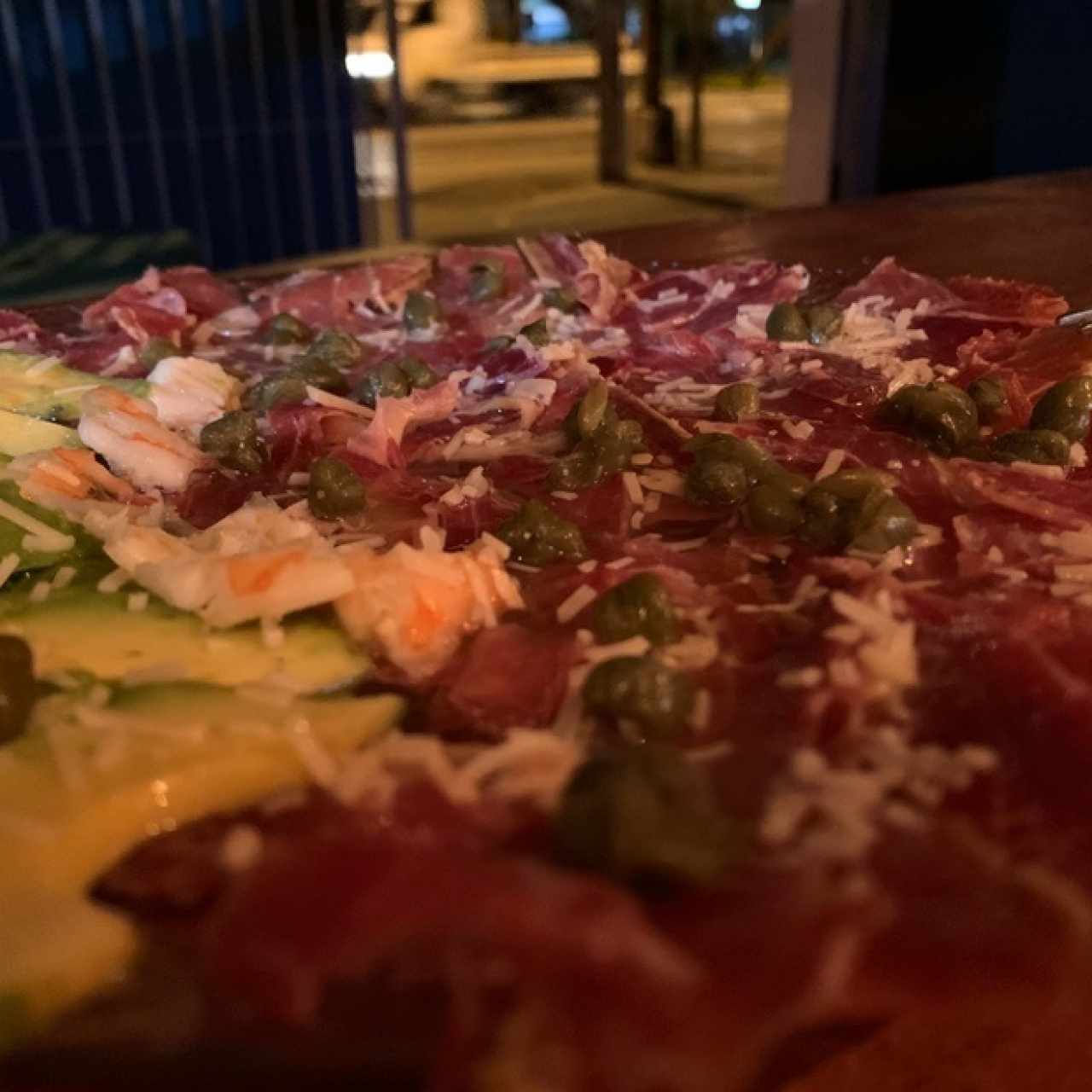 carpaccio de jamon serrano y aguacate