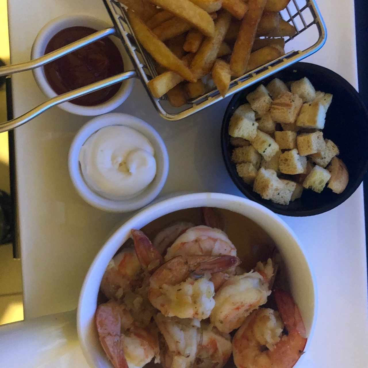 Camarones al ajillo con papas y crotones