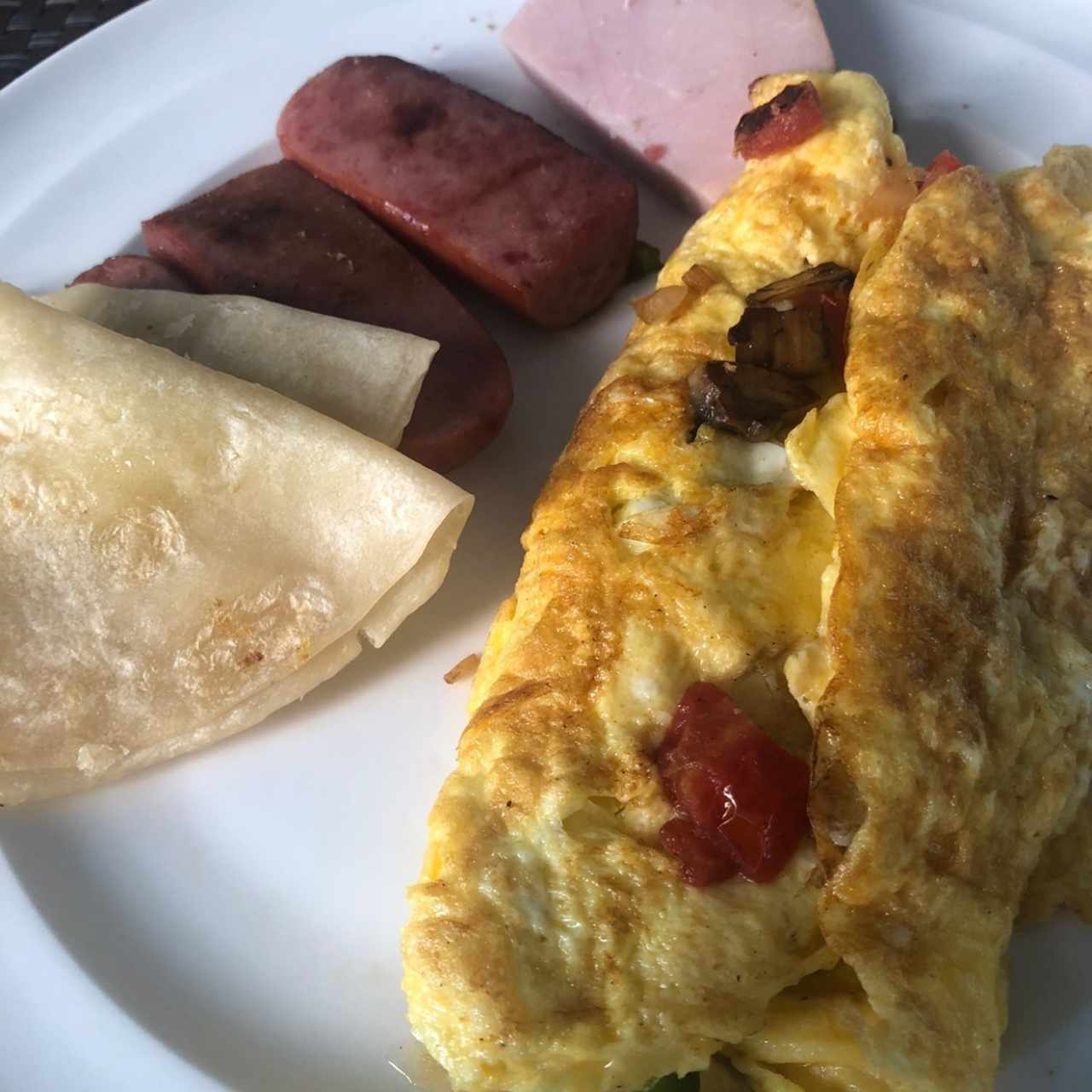 omelet cln salchicha y tortillas