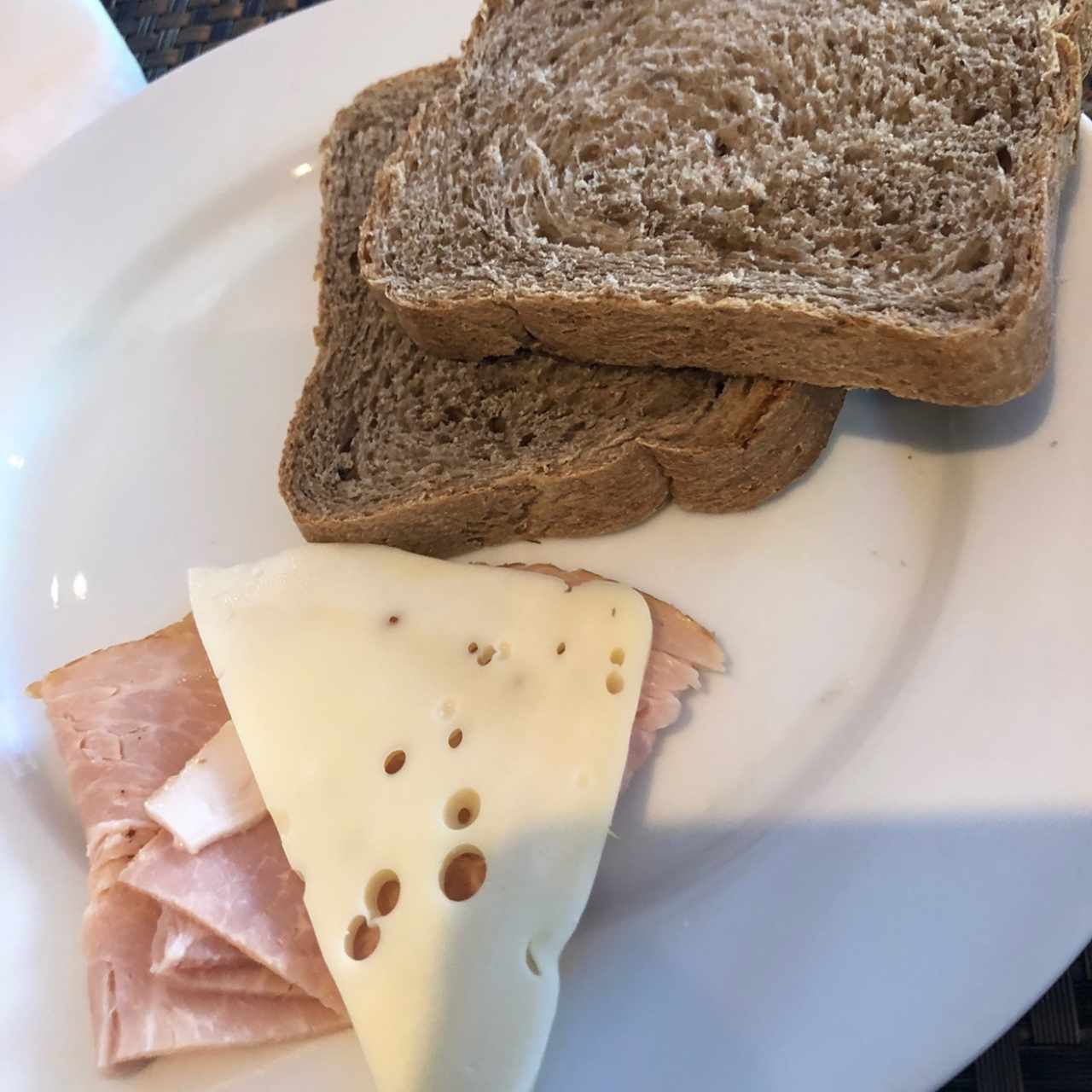 Pan Integral y jamon con queso