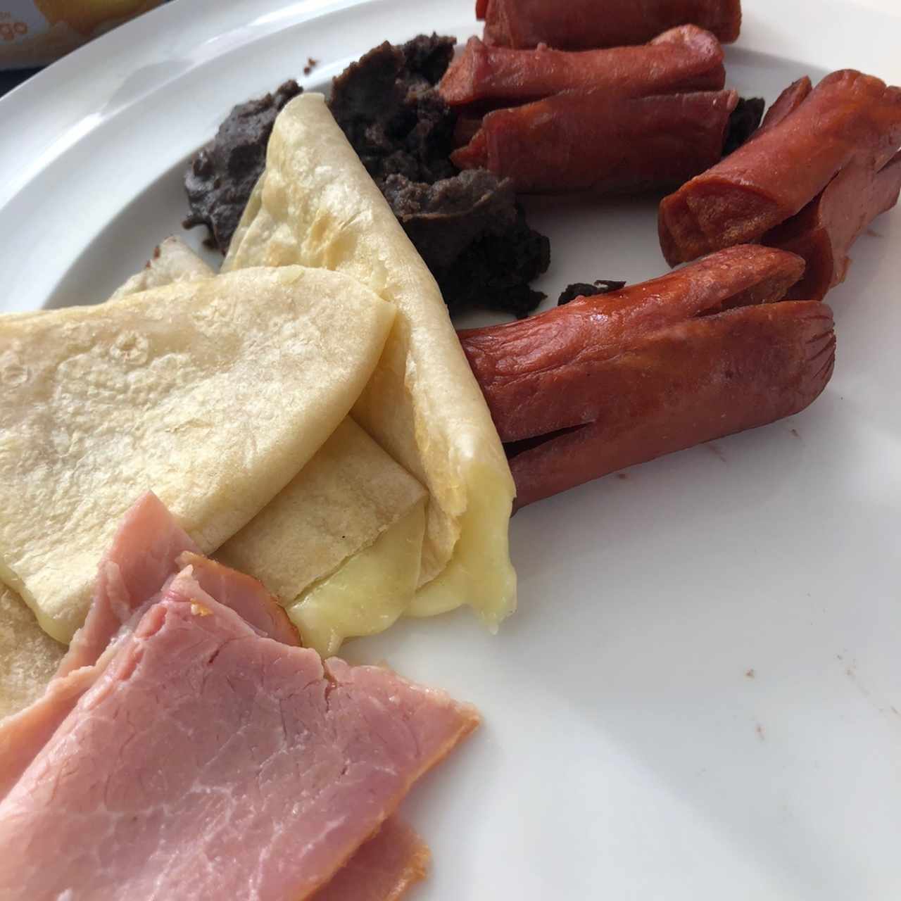 Salchicha con tortillas y jamon con frijoles 