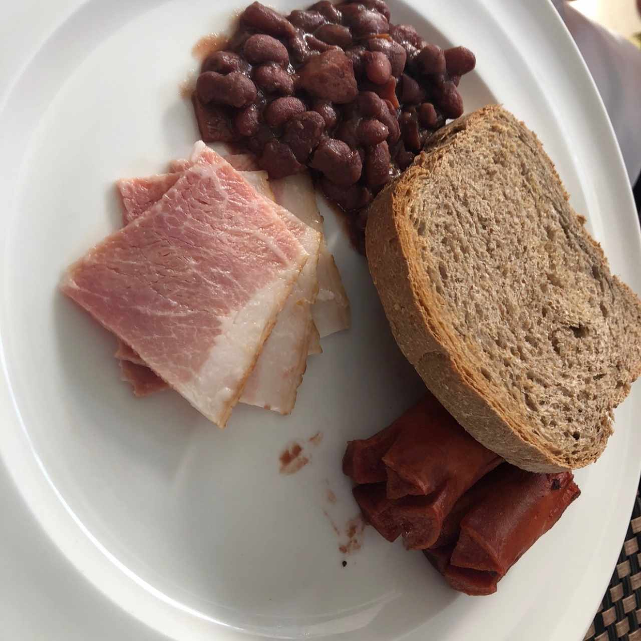 Frijoles parados con jamon, salchicha y pan