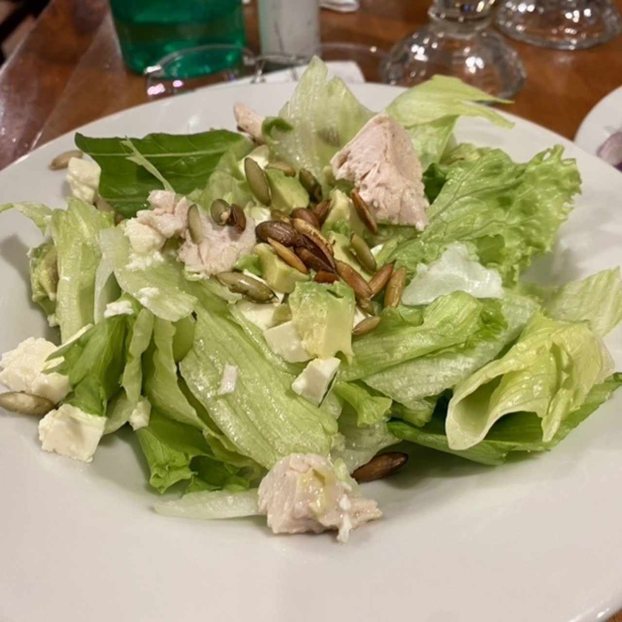 Ensalada aguacte y pepitoria 