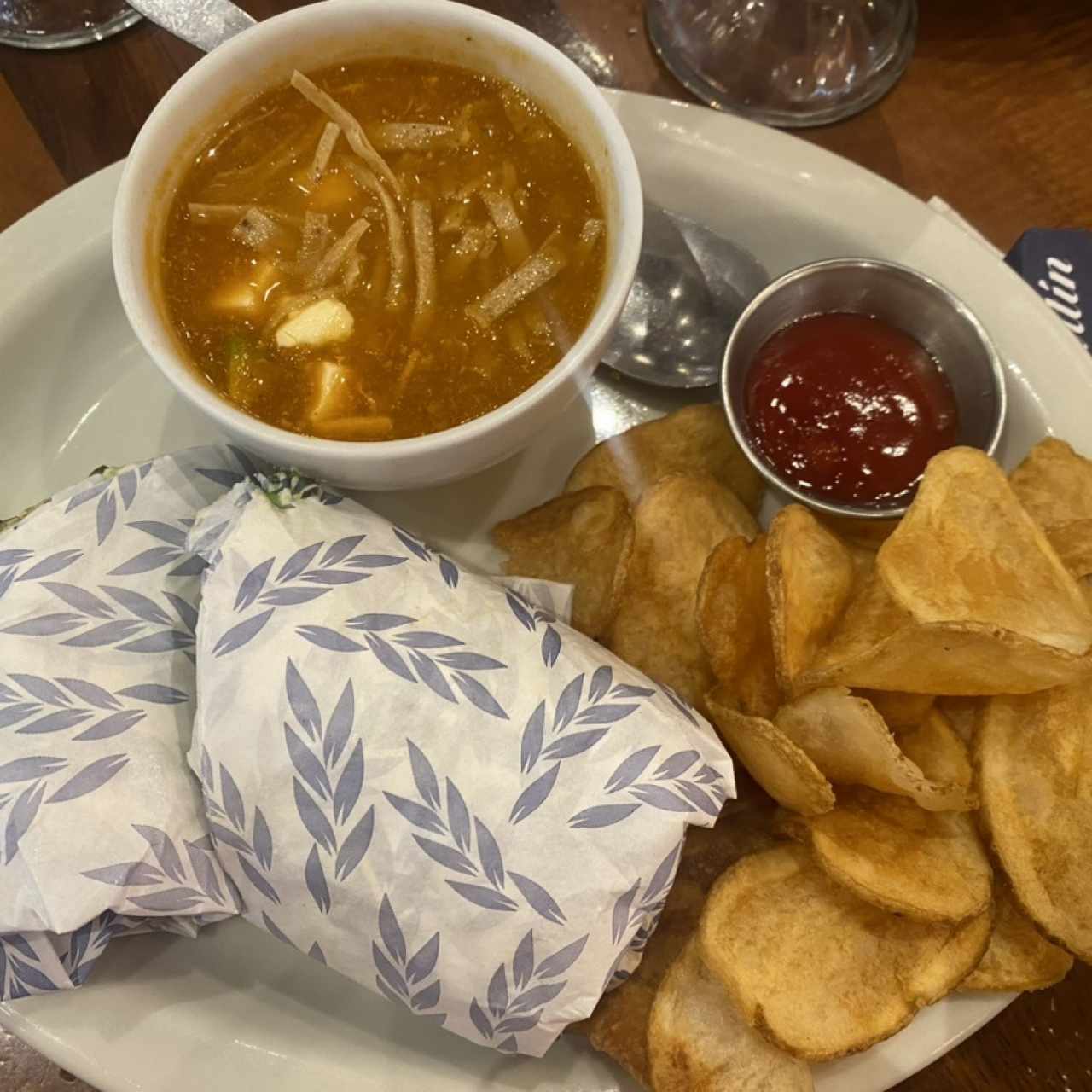 Lunch Wrap con sopa de tortilla 