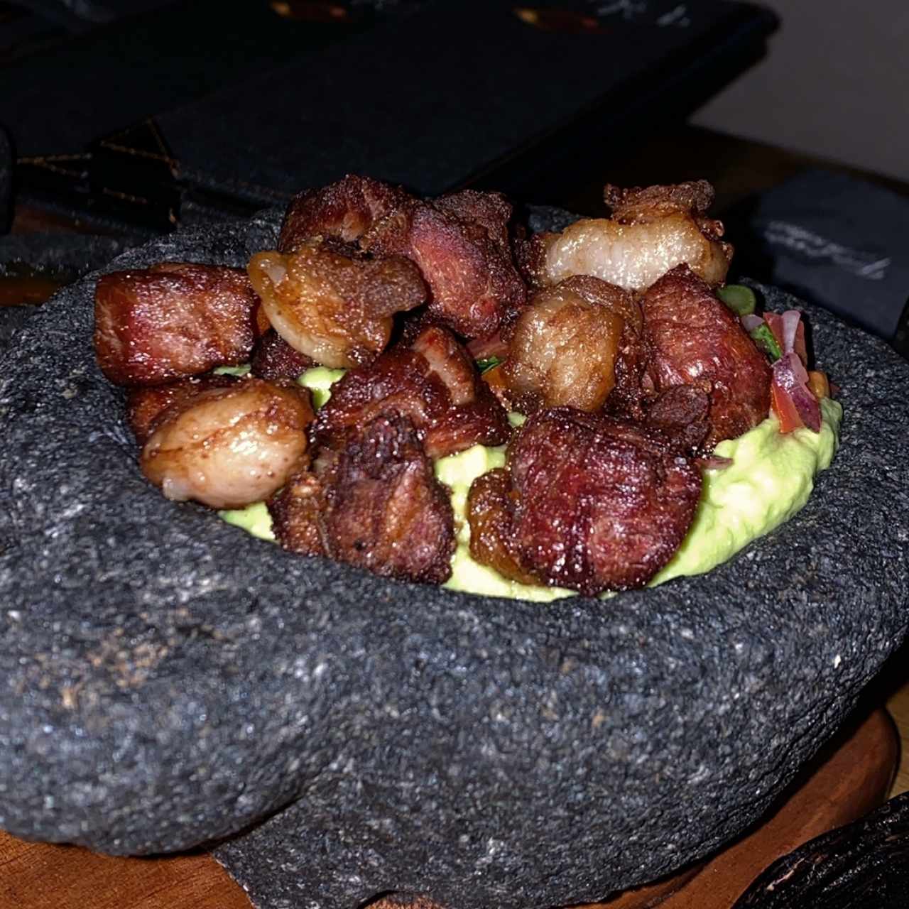 Chicharrón de Rib eye en molcajete