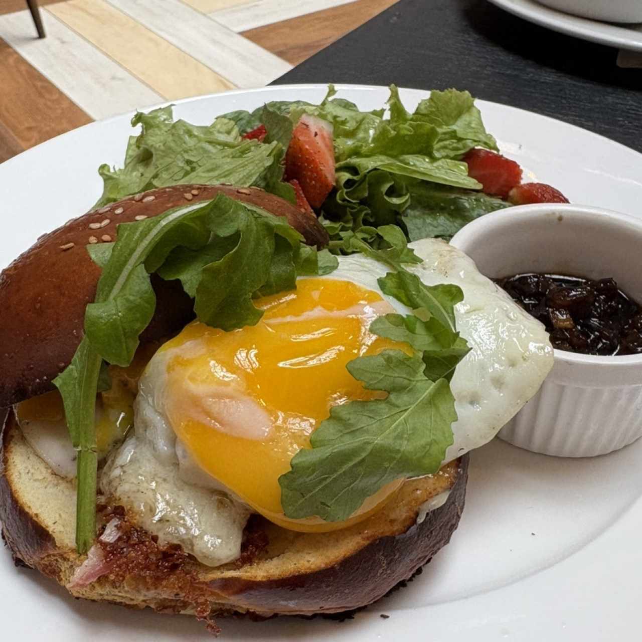 Hamburguesa lomo al ron con ensalada 