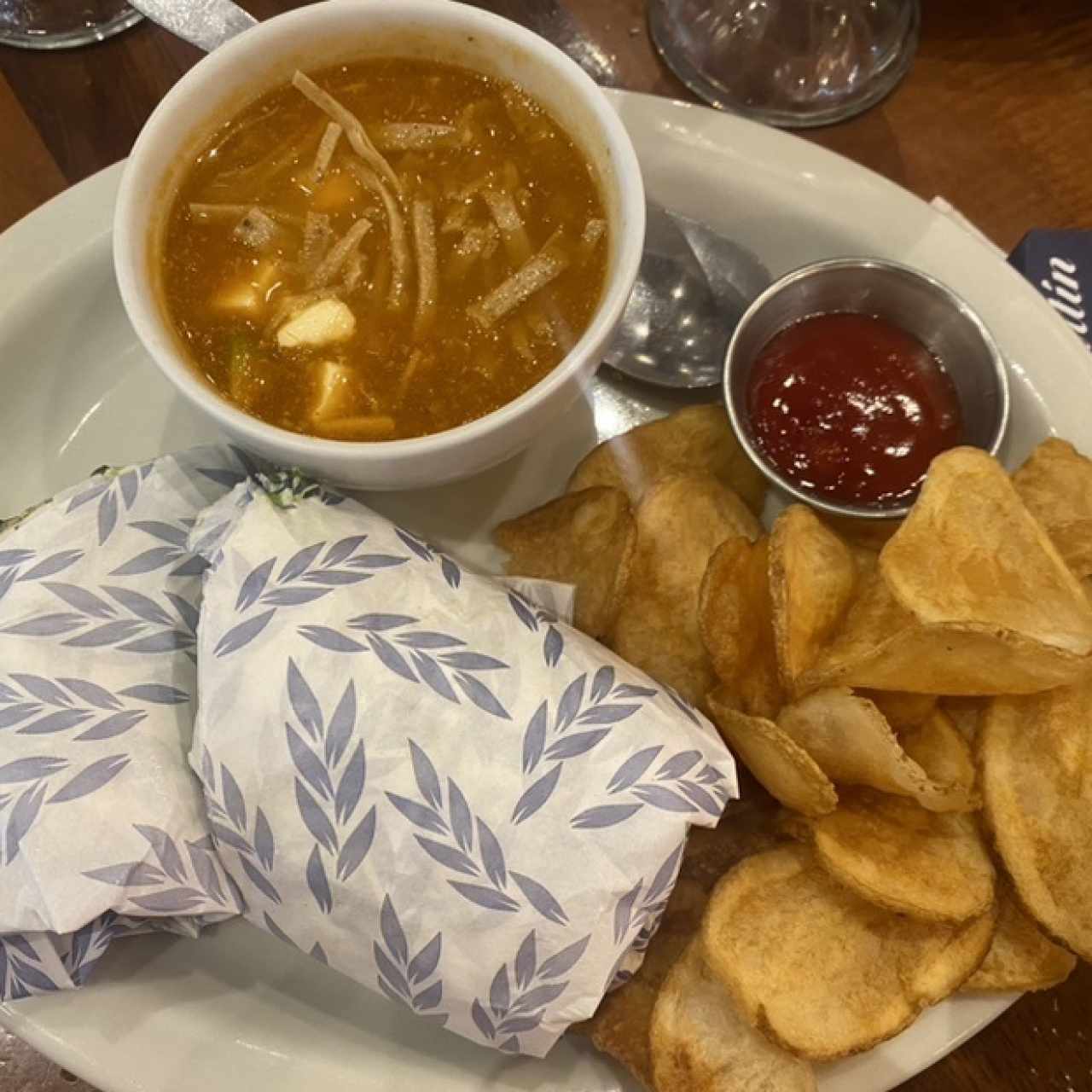Combo wrap aguacate pepitoria, sopa tortilla y papas fritas 
