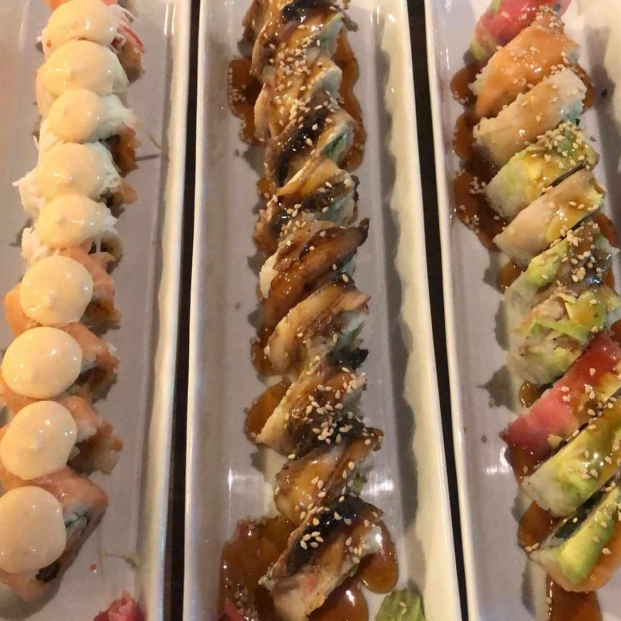 Rainbow Roll (derecha) 