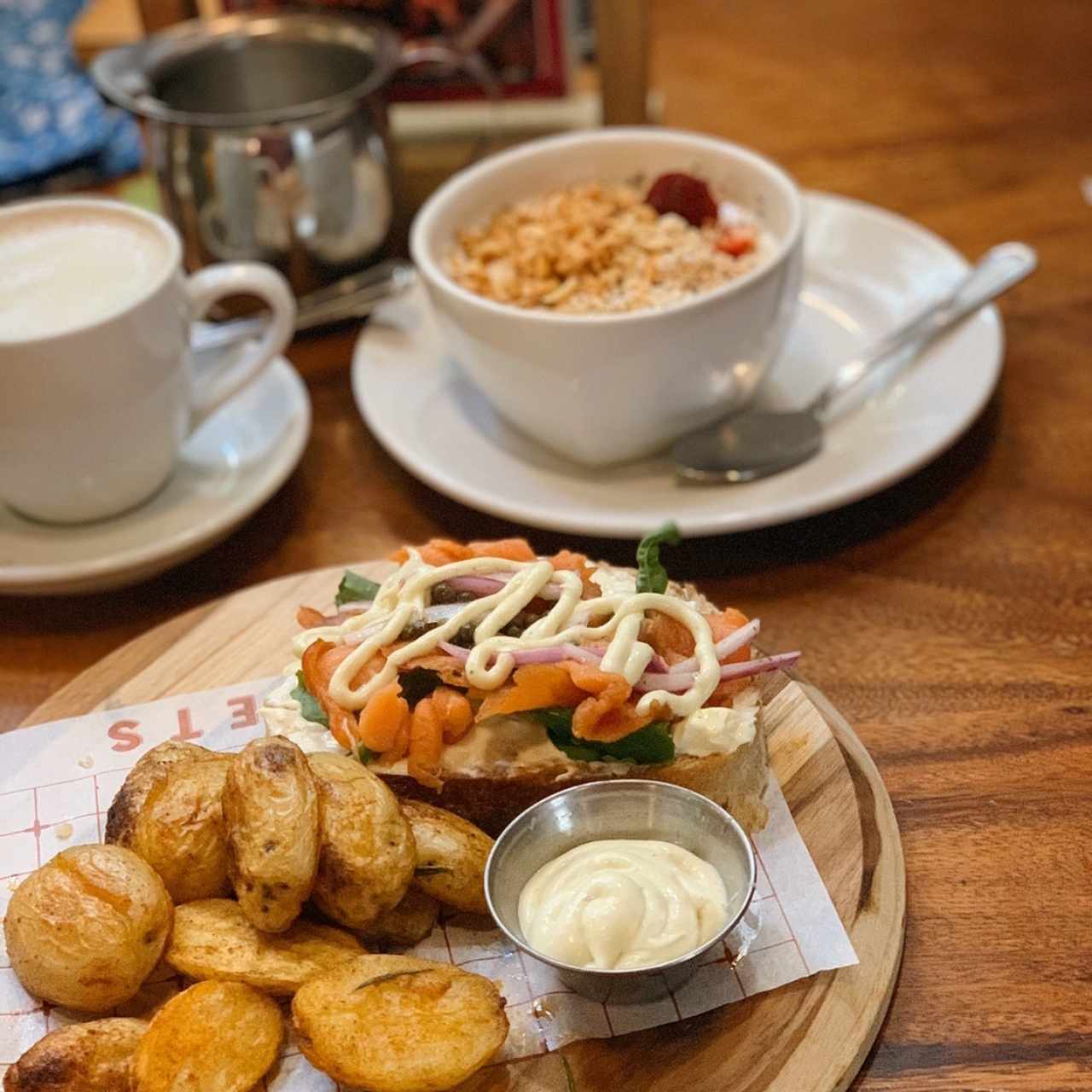 Sandwich de Salmón y Bowl de frutas