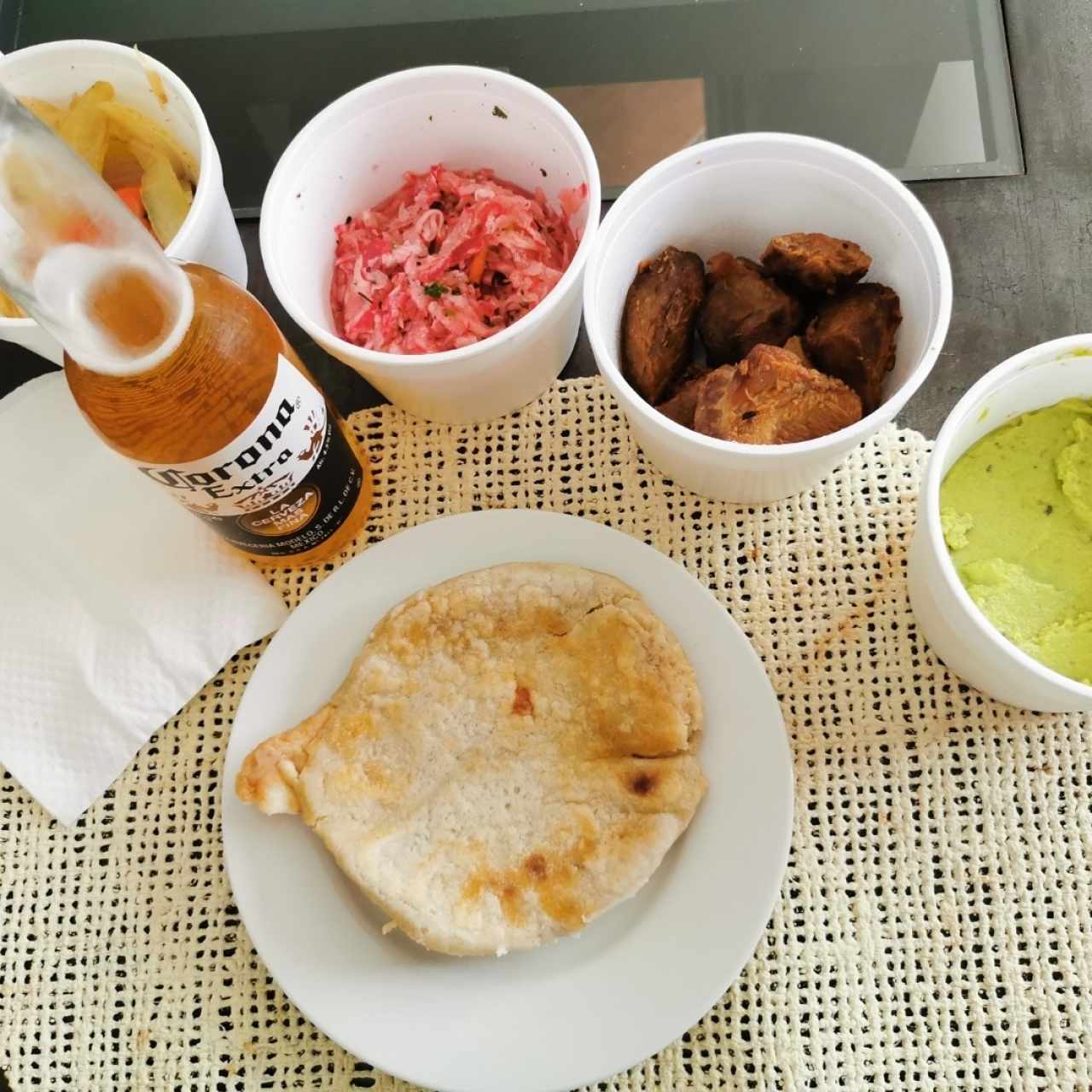 Pupusa mixta y carnitas 