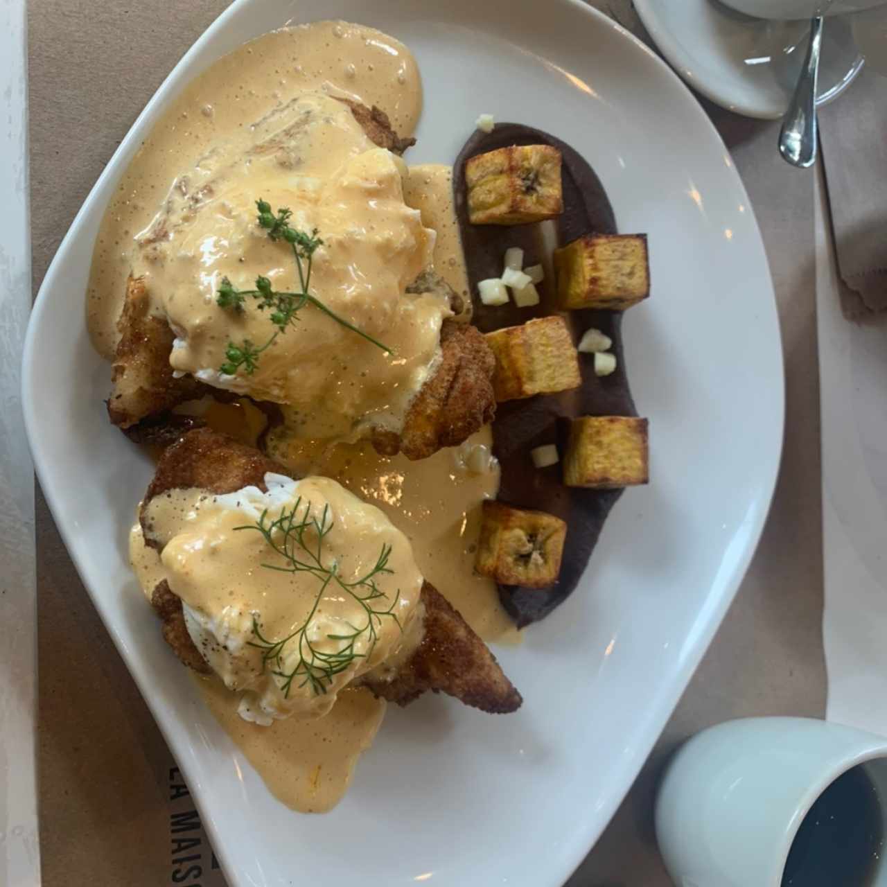 huevos benedictinos con pollo frito