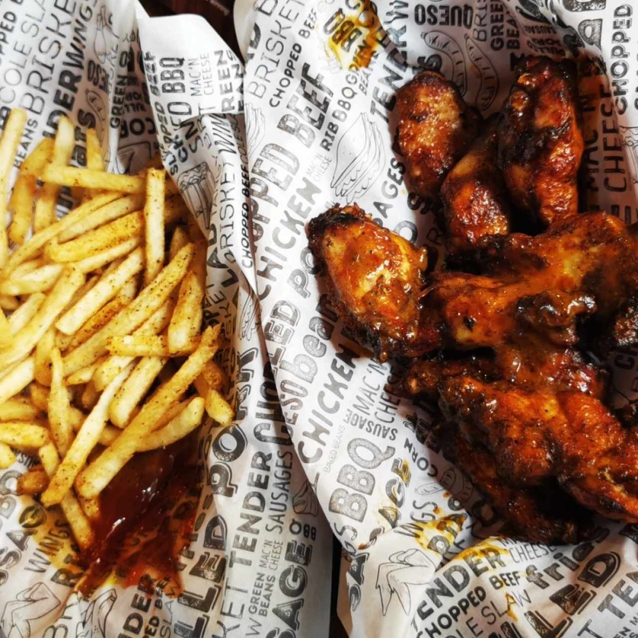 Entrada de alitas y papas