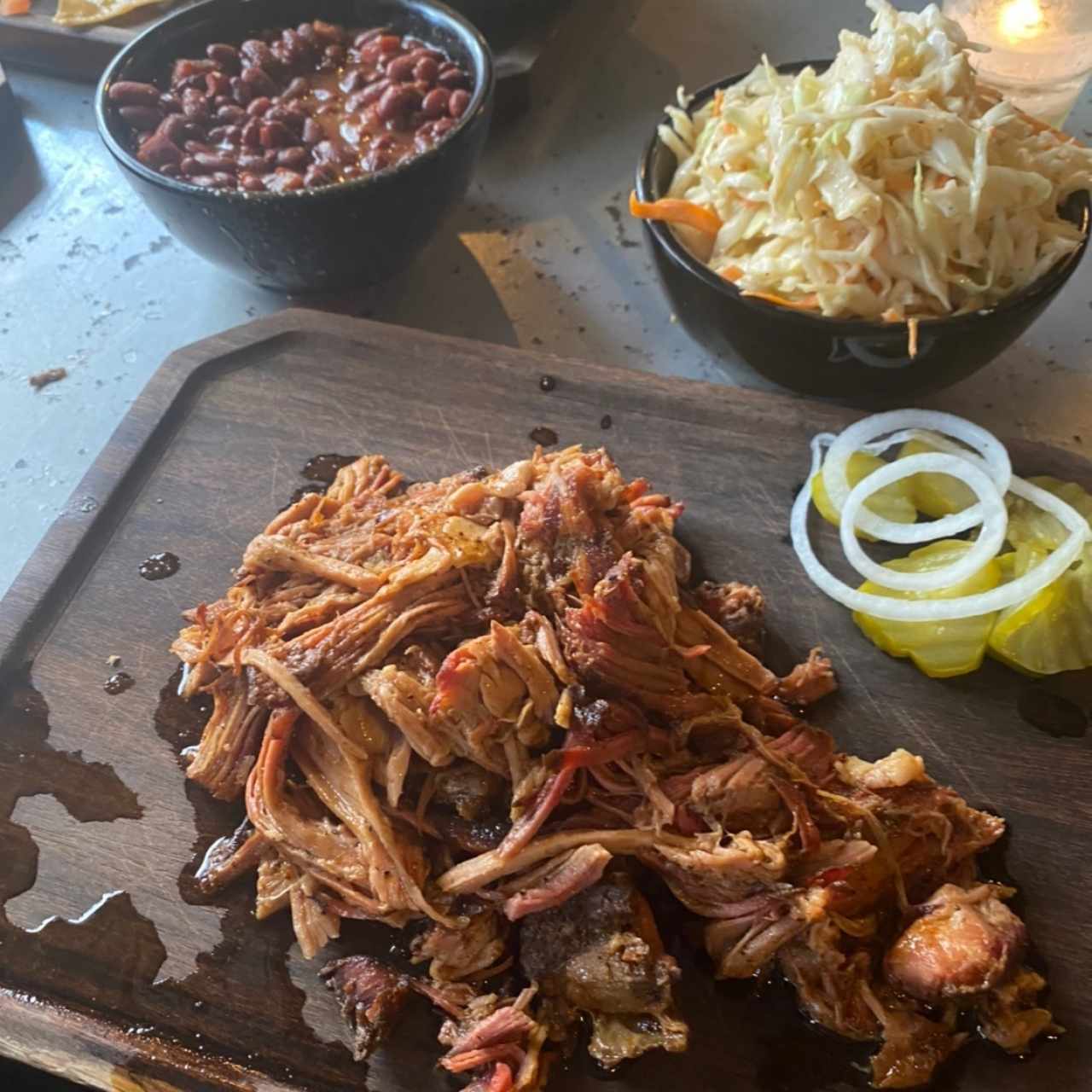 Plato de 1lb de pulled pork con coleslaw y chilli beans