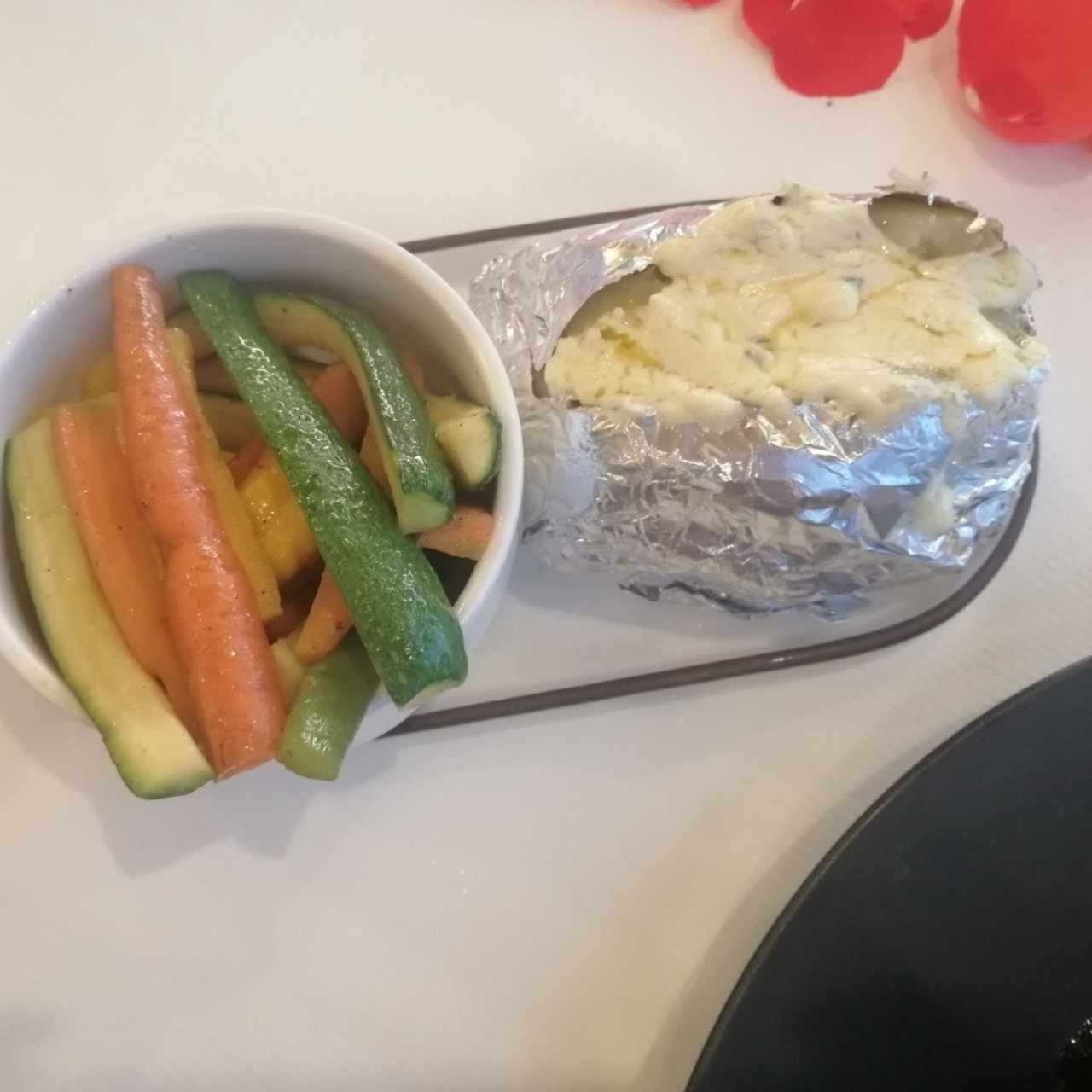 Guarnición de verduras y papa horneada