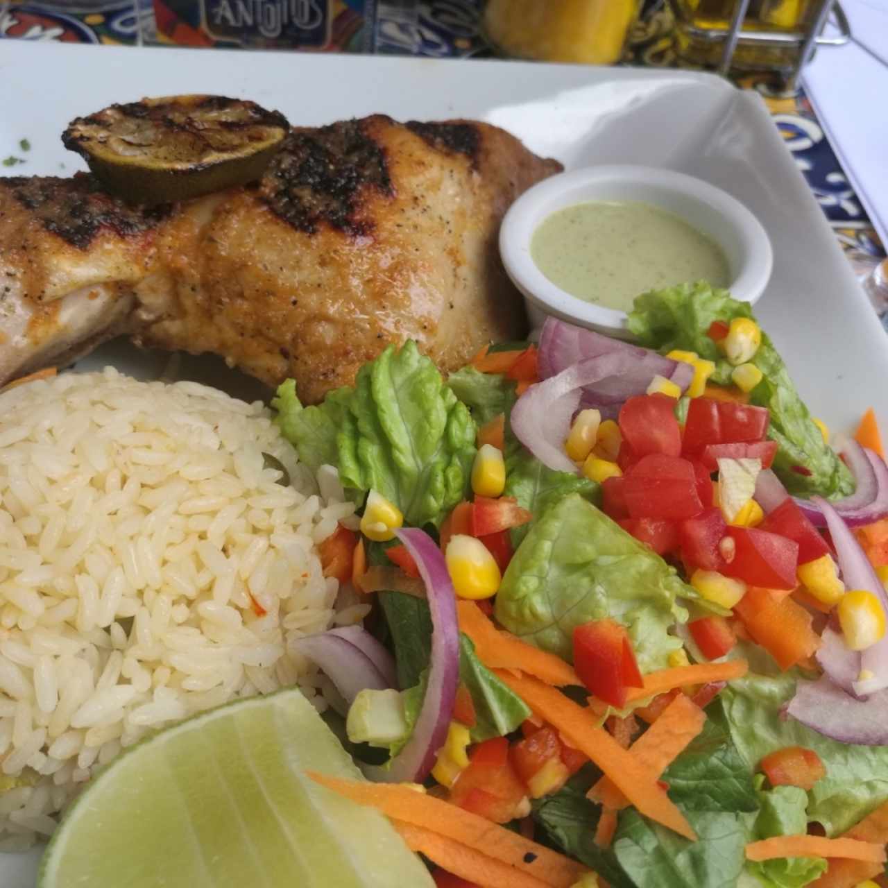 Pollo a la plancha servido con vegetales cocidos