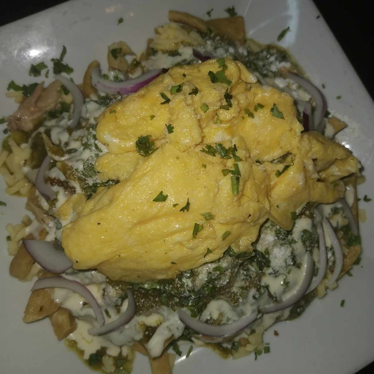 Chilaquiles con pollo y huevo