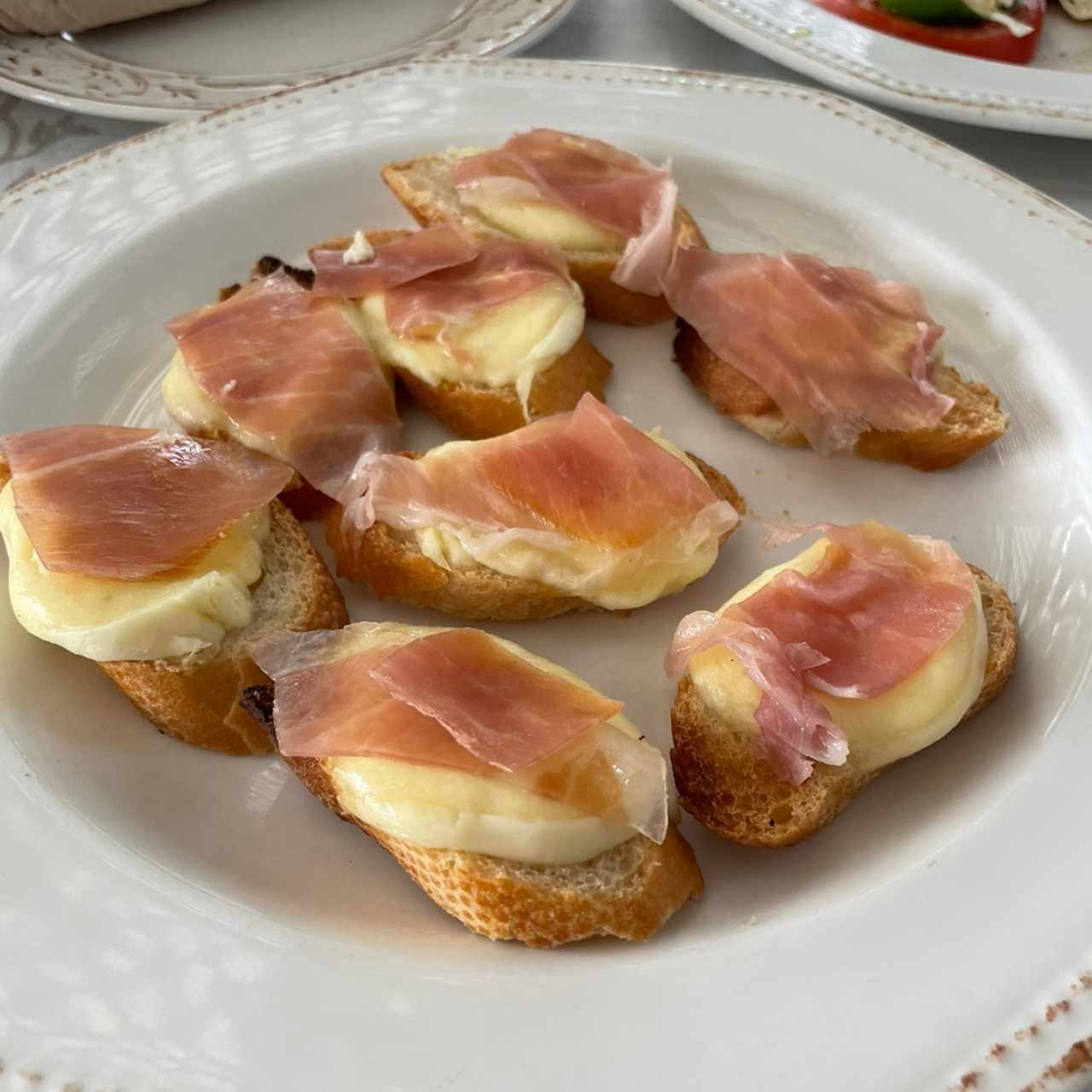 Crostini prosciutto cotto e mozzarella
