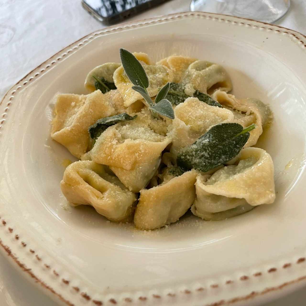 Tortelonni bianchi con mantequilla y salvia