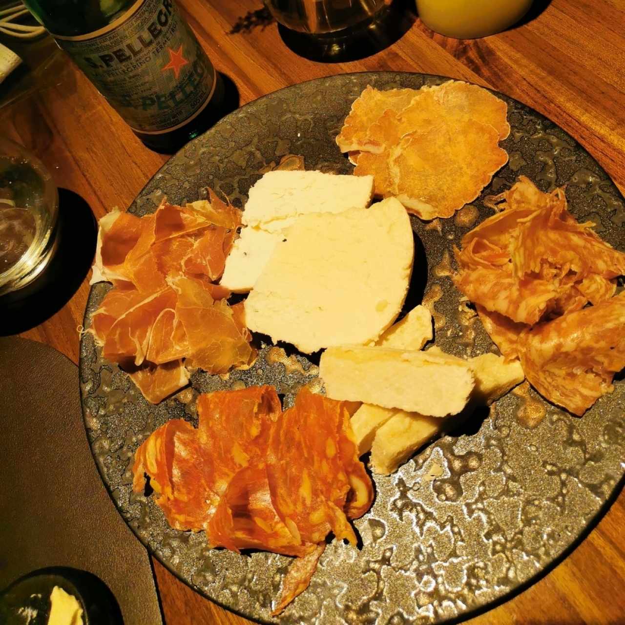 Plato de jamones y quesos. 