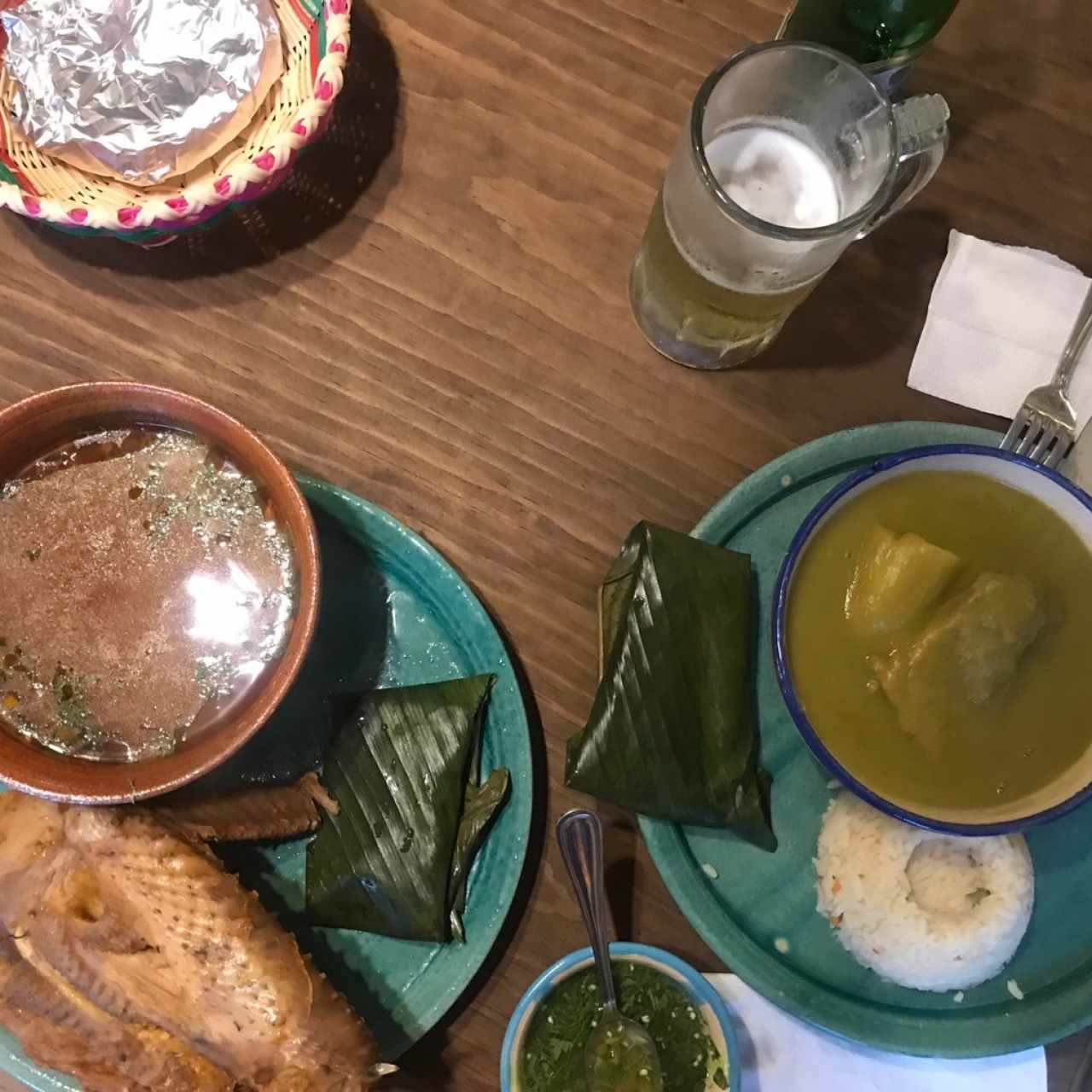 Kaq’ik con tamalitos y jocón de res con tortillas negras. 