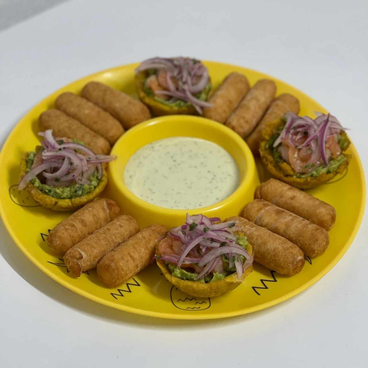 Tequeños y Cestas de patacones con camarones