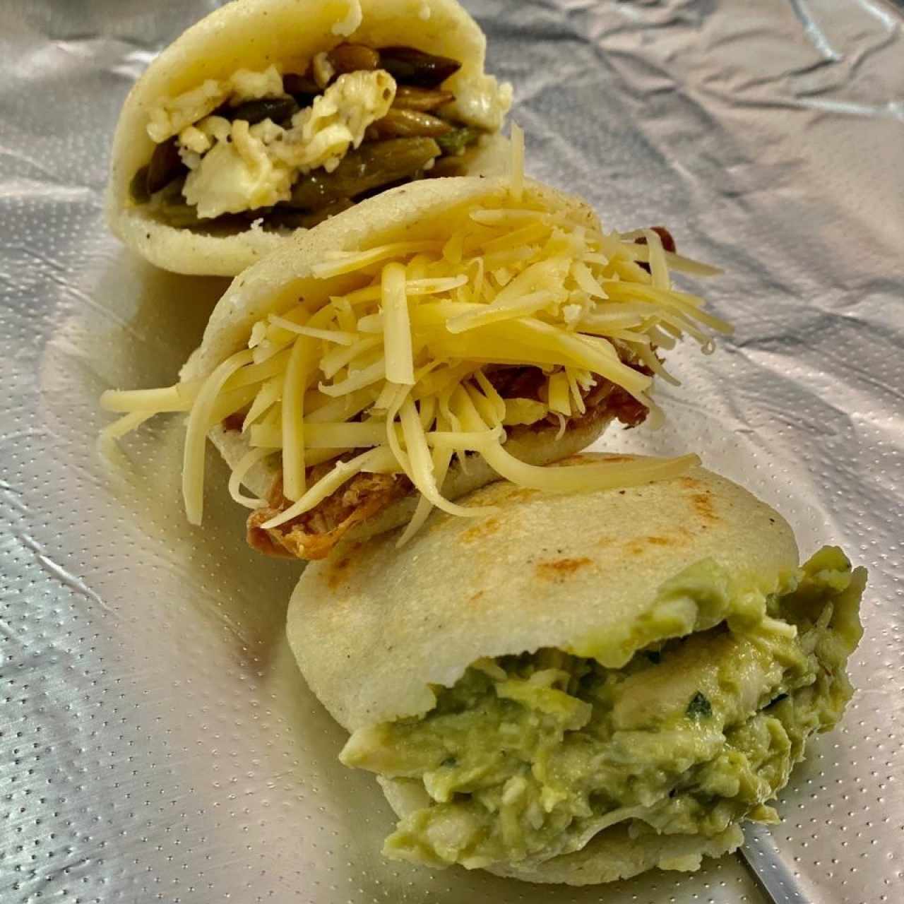 Arepas Venezolanas - La Reina Pepiada, La Pelua y La de Loroco y Queso.