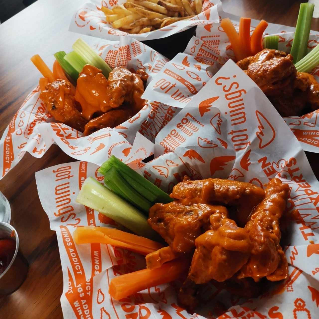 Wings de buffalo y ajo parmesano