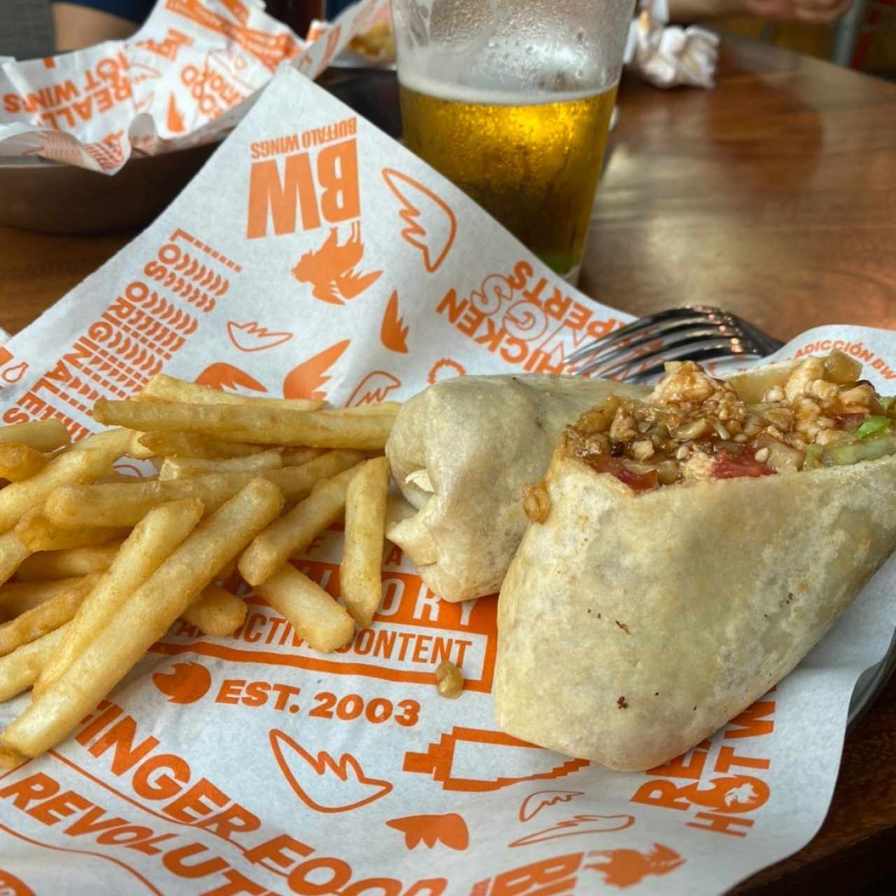 wrap de pollo con salsa de sesamo