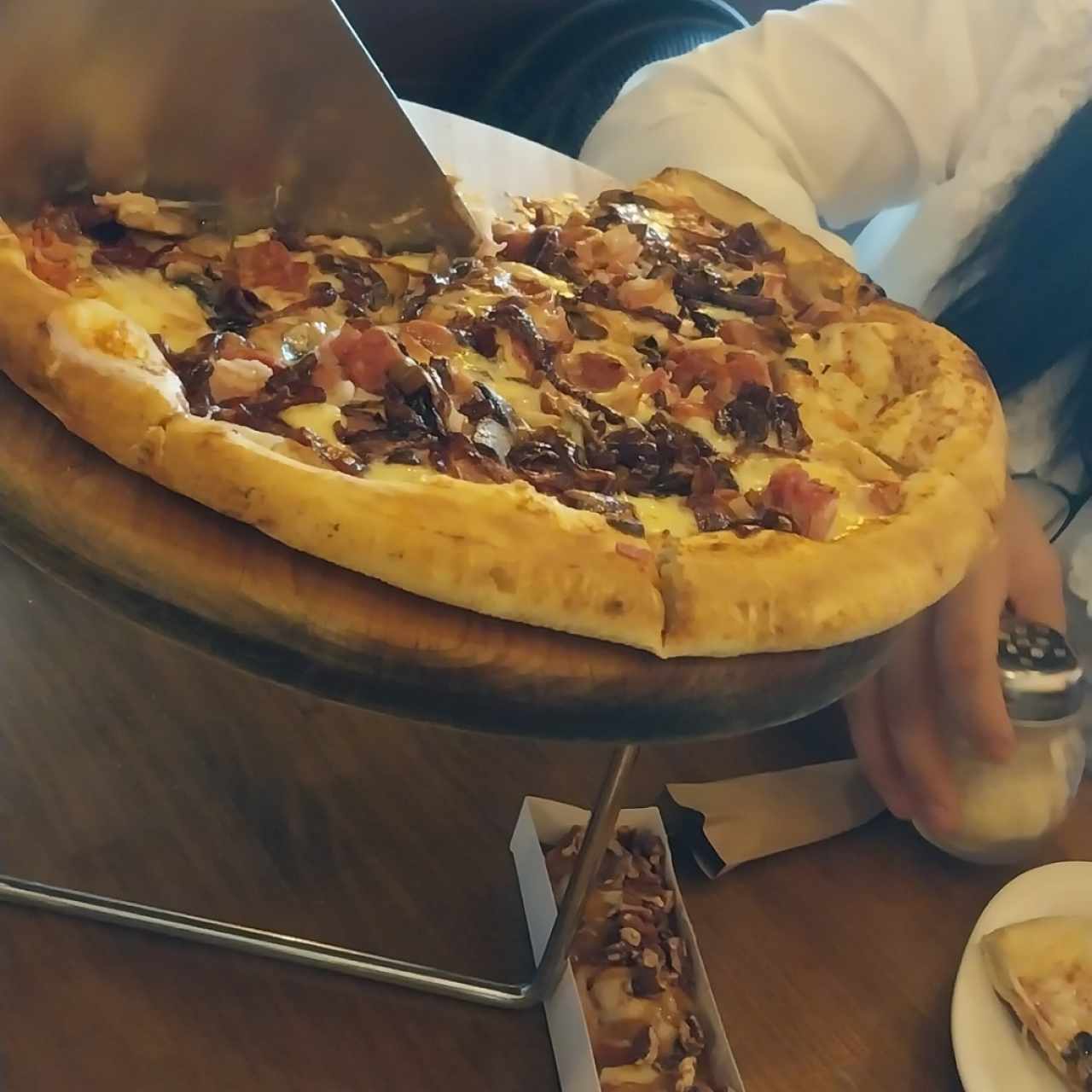 Pizza tocino, cebolla caramelizada, salchicha y claro queso